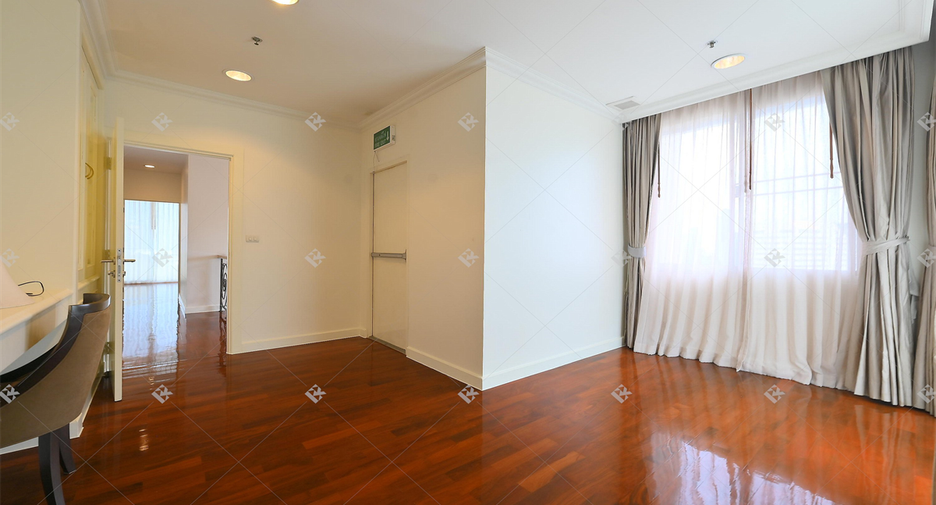For rent 4 bedrooms condo in Watthana, Bangkok