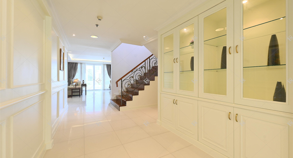 For rent 4 bedrooms condo in Watthana, Bangkok
