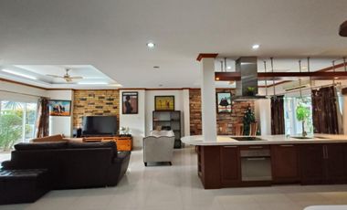 À vendre 4 chambres maison à Huay Yai, Pattaya