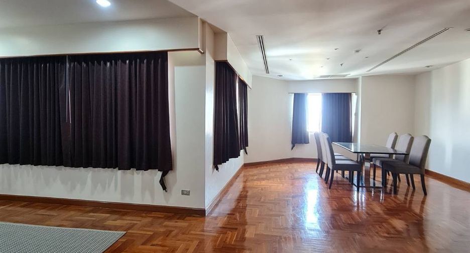 For rent 3 bedrooms condo in Sathon, Bangkok