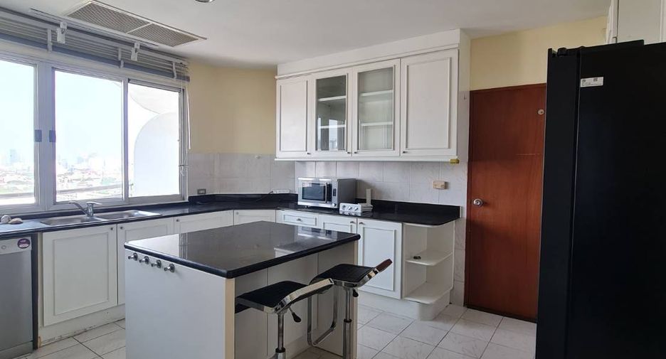 For rent 3 bedrooms condo in Sathon, Bangkok