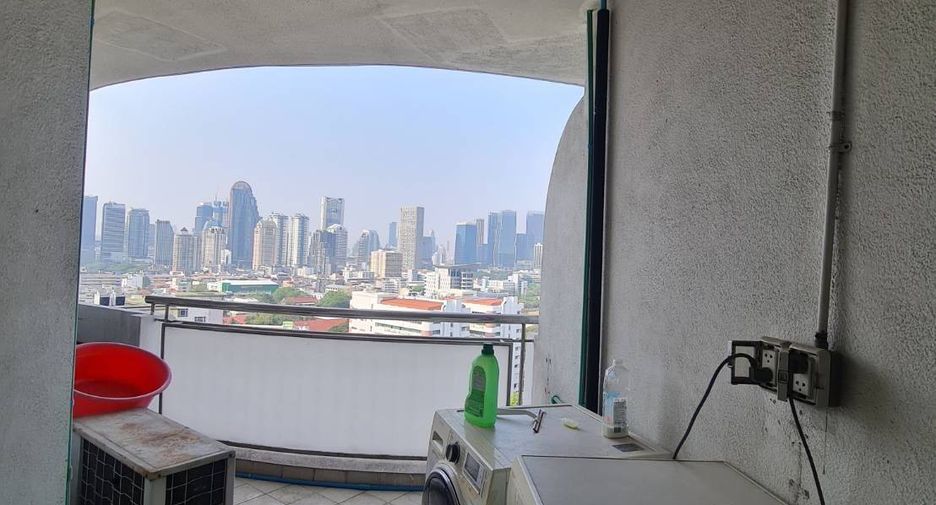 For rent 3 bedrooms condo in Sathon, Bangkok