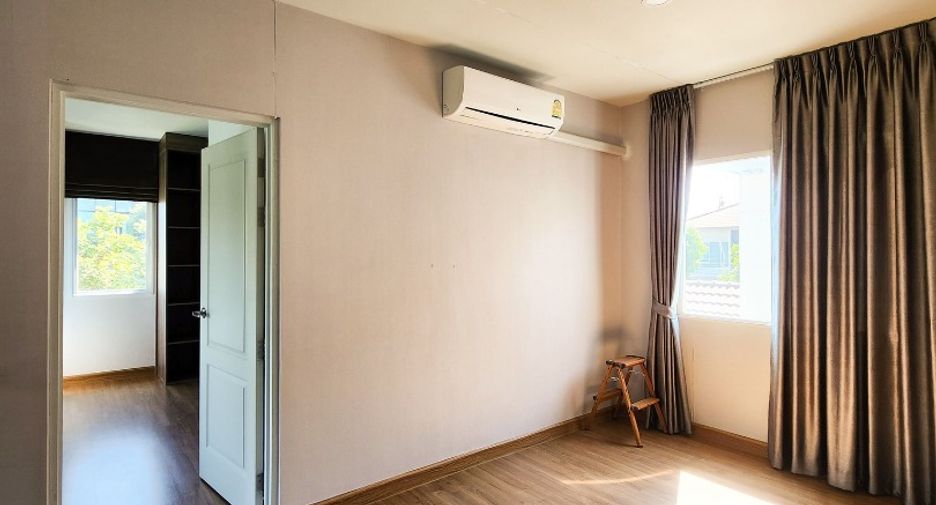 For sale 4 bedrooms house in Lat Krabang, Bangkok