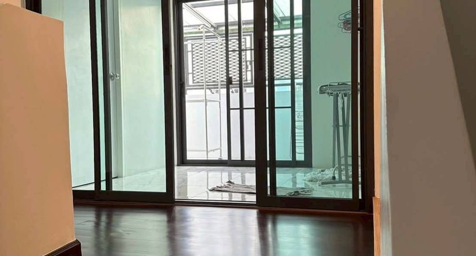 Casa en alquiler de 4 habitaciones en Yan Nawa, Bangkok