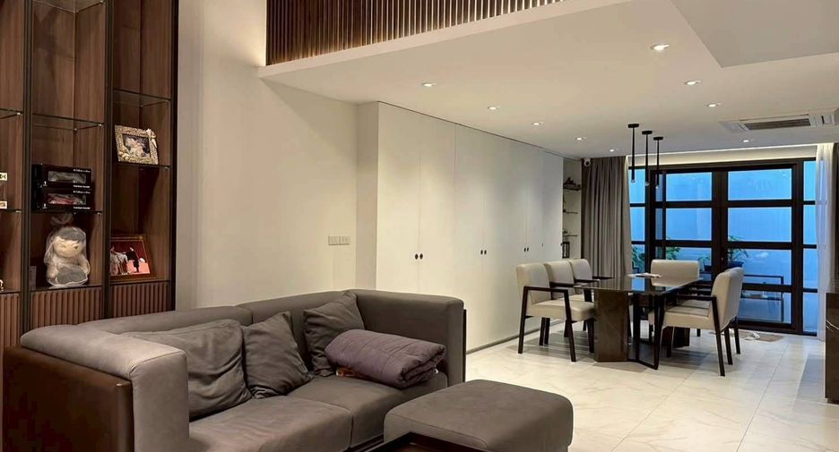 Casa en alquiler de 4 habitaciones en Yan Nawa, Bangkok