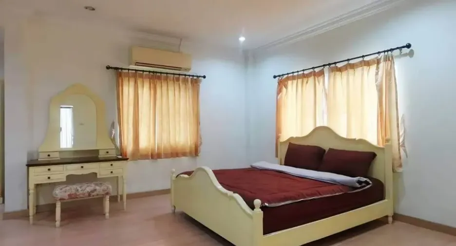 For rent 6 bedrooms villa in Mueang Chiang Mai, Chiang Mai