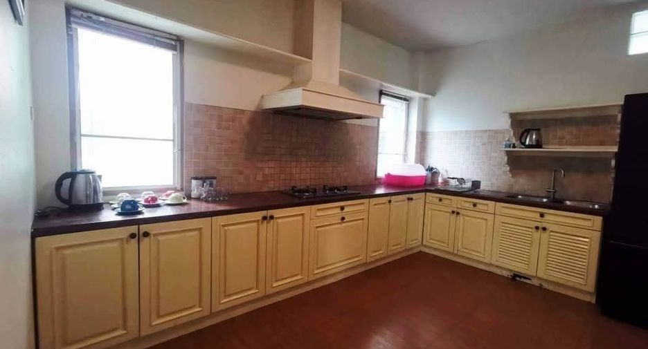 For rent 6 bedrooms villa in Mueang Chiang Mai, Chiang Mai