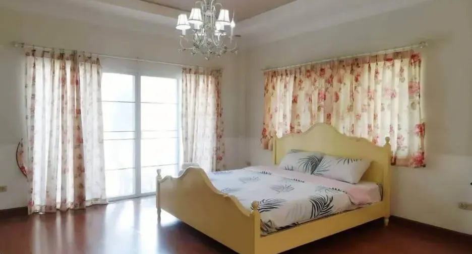 For rent 6 bedrooms villa in Mueang Chiang Mai, Chiang Mai