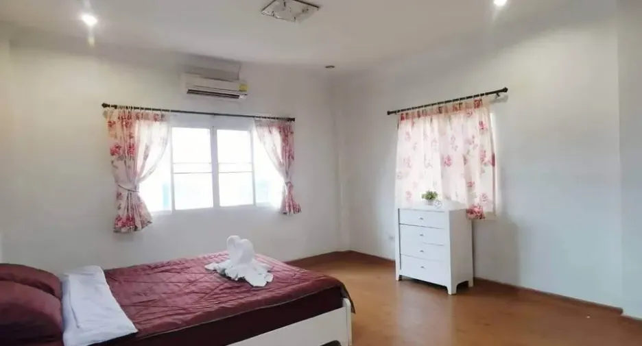 For rent 6 bedrooms villa in Mueang Chiang Mai, Chiang Mai