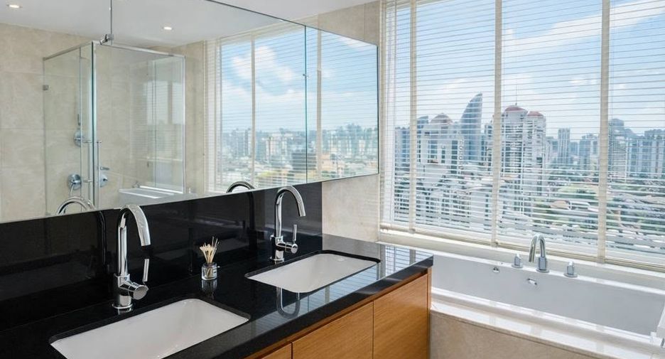 For rent 3 bedrooms condo in Watthana, Bangkok