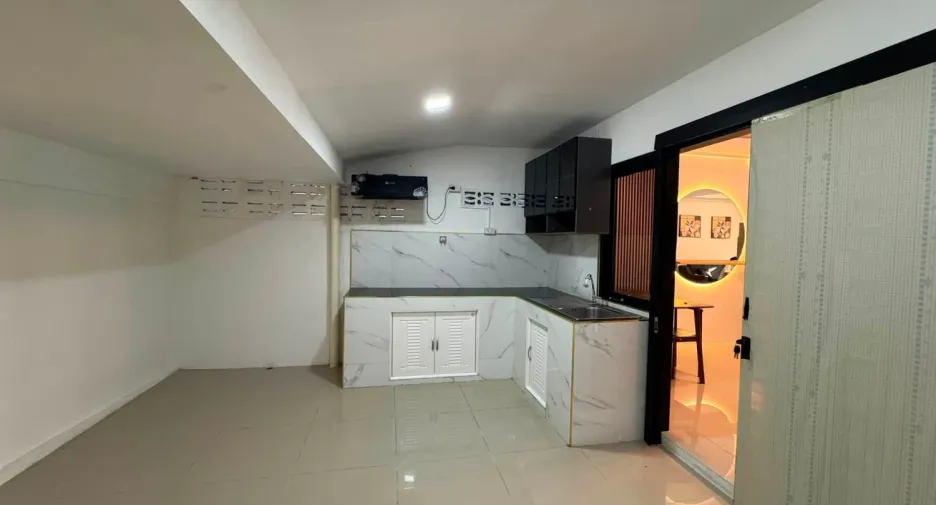 À louer 2 chambres maison de ville à Bang Lamung, Chonburi