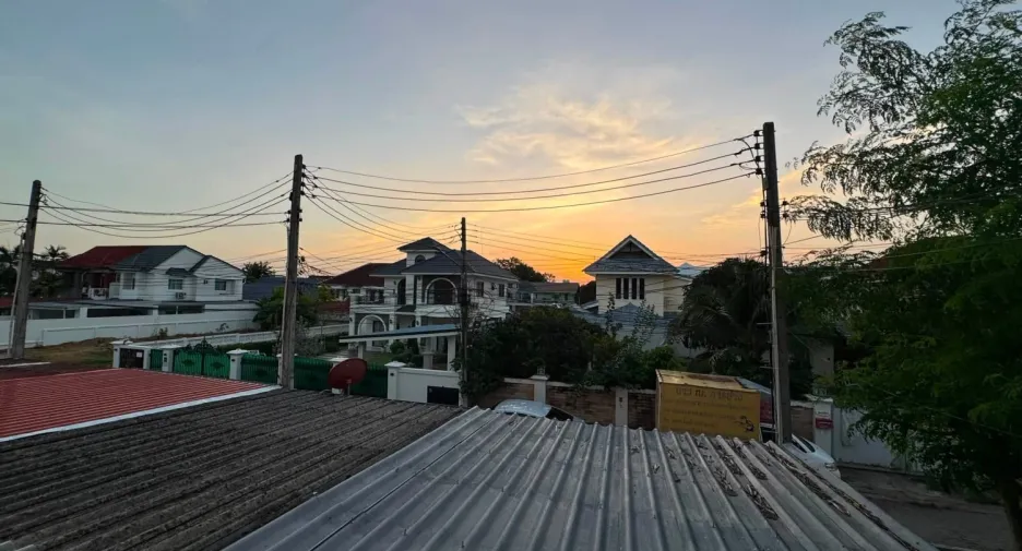 À louer 2 chambres maison de ville à Bang Lamung, Chonburi
