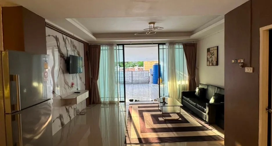 À louer 2 chambres maison de ville à Bang Lamung, Chonburi