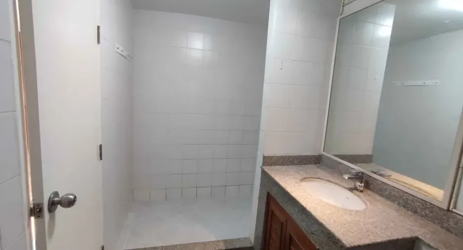 For sale 2 bedrooms condo in Yan Nawa, Bangkok