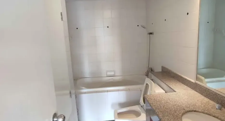 For sale 2 bedrooms condo in Yan Nawa, Bangkok