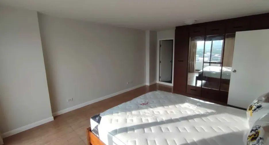 For sale 2 bedrooms condo in Yan Nawa, Bangkok