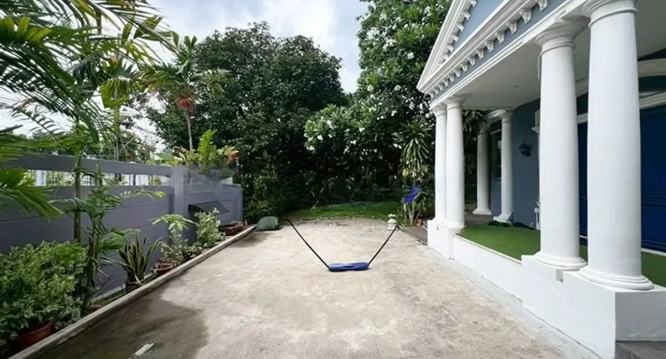 Haus zur Miete mit 5 Zimmer in Phra Khanong, Bangkok