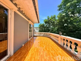 Haus zur Miete mit 5 Zimmer in Phra Khanong, Bangkok