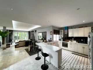 Haus zur Miete mit 5 Zimmer in Phra Khanong, Bangkok