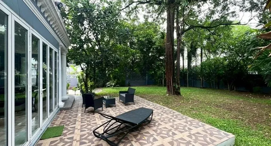 Haus zur Miete mit 5 Zimmer in Phra Khanong, Bangkok