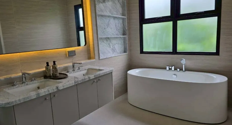 Casa en alquiler de 5 habitaciones en Saphan Sung, Bangkok