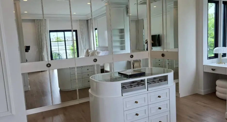 Casa en alquiler de 5 habitaciones en Saphan Sung, Bangkok