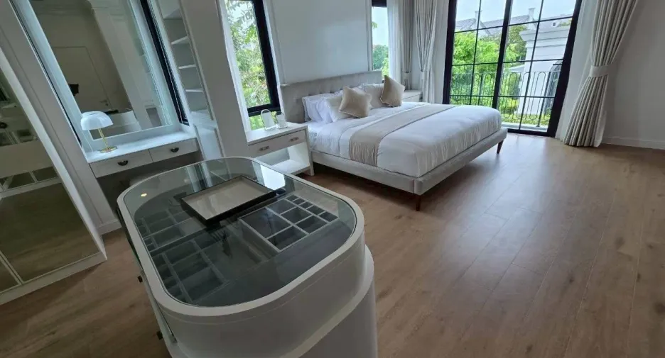 Casa en alquiler de 5 habitaciones en Saphan Sung, Bangkok