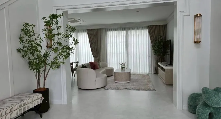 Casa en alquiler de 5 habitaciones en Saphan Sung, Bangkok