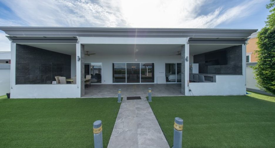 For sale 4 bedrooms house in Bang Lamung, Chonburi