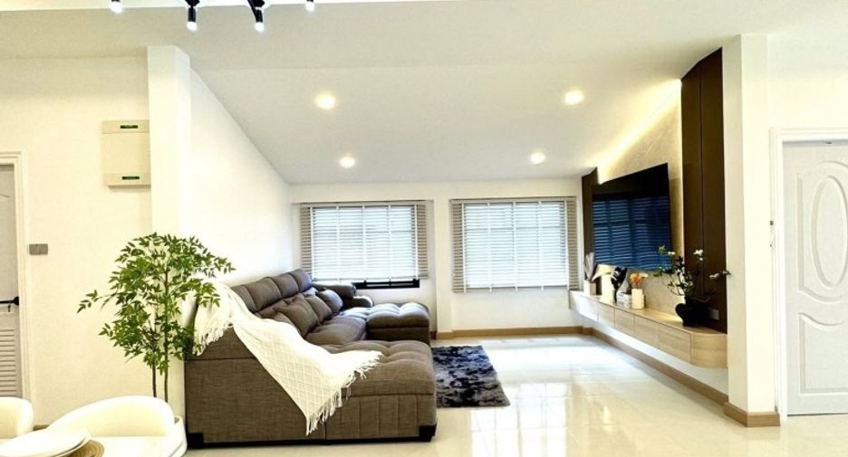 For sale 3 bedrooms house in Si Racha, Chonburi