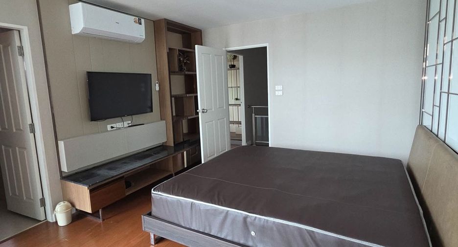 For rent 3 bedrooms condo in Huai Khwang, Bangkok