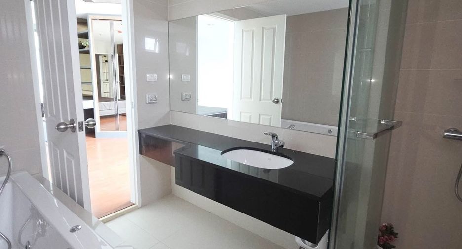 For rent 3 bedrooms condo in Huai Khwang, Bangkok