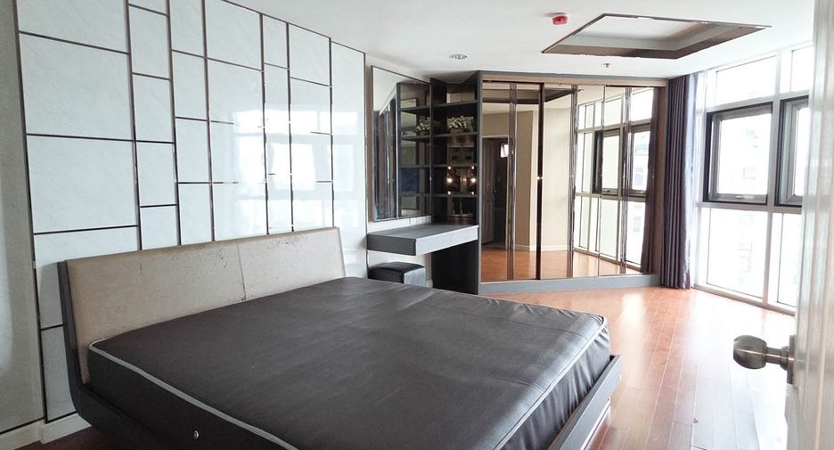For rent 3 bedrooms condo in Huai Khwang, Bangkok