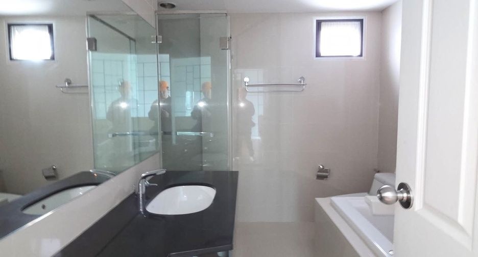 For rent 3 bedrooms condo in Huai Khwang, Bangkok
