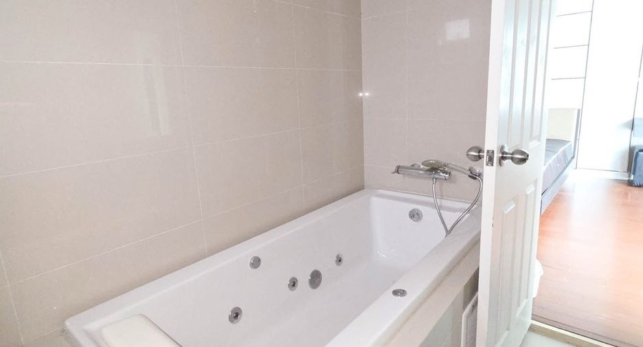 For rent 3 bedrooms condo in Huai Khwang, Bangkok