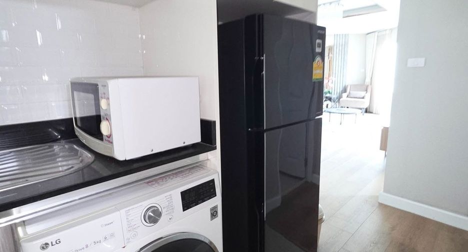 For rent 3 bedrooms condo in Huai Khwang, Bangkok