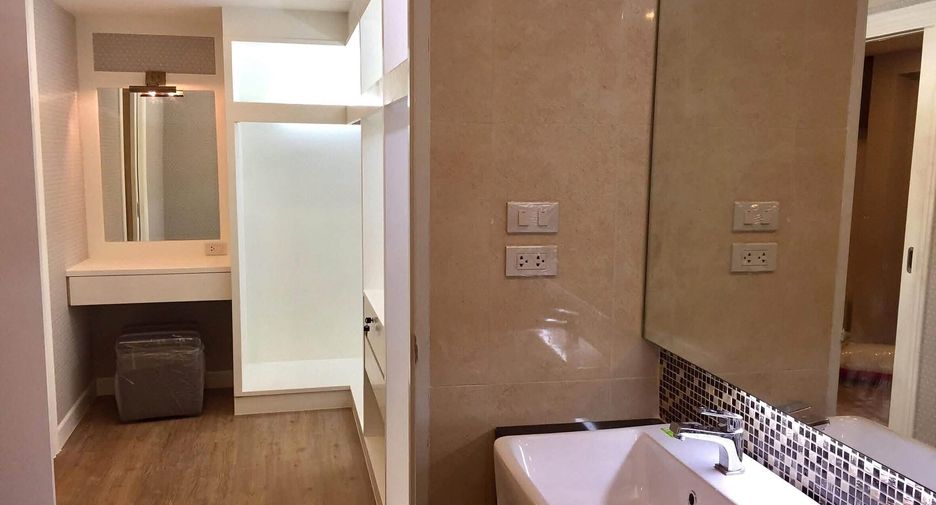 For rent 3 bedrooms townhouse in Watthana, Bangkok