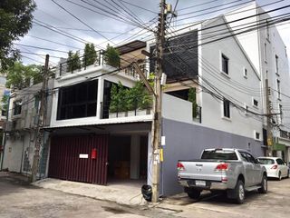 For rent 3 bedrooms townhouse in Watthana, Bangkok