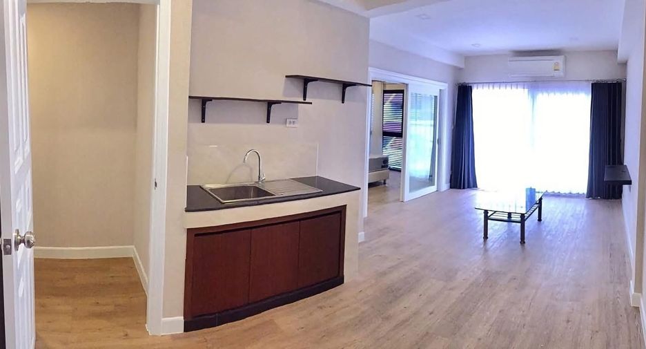 For rent 3 bedrooms townhouse in Watthana, Bangkok