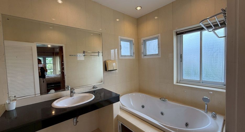 For sale and for rent 5 bedrooms house in Mueang Chiang Mai, Chiang Mai