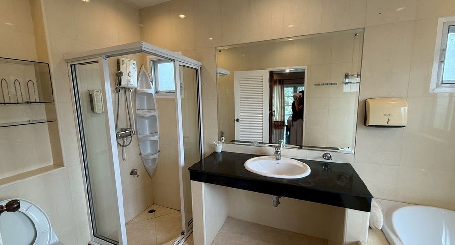 For sale and for rent 5 bedrooms house in Mueang Chiang Mai, Chiang Mai