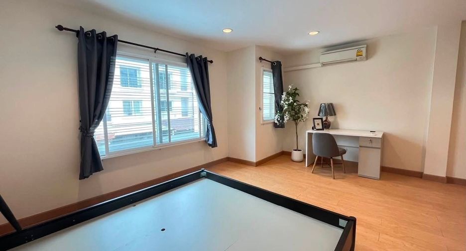 For rent 4 bedrooms townhouse in Yan Nawa, Bangkok