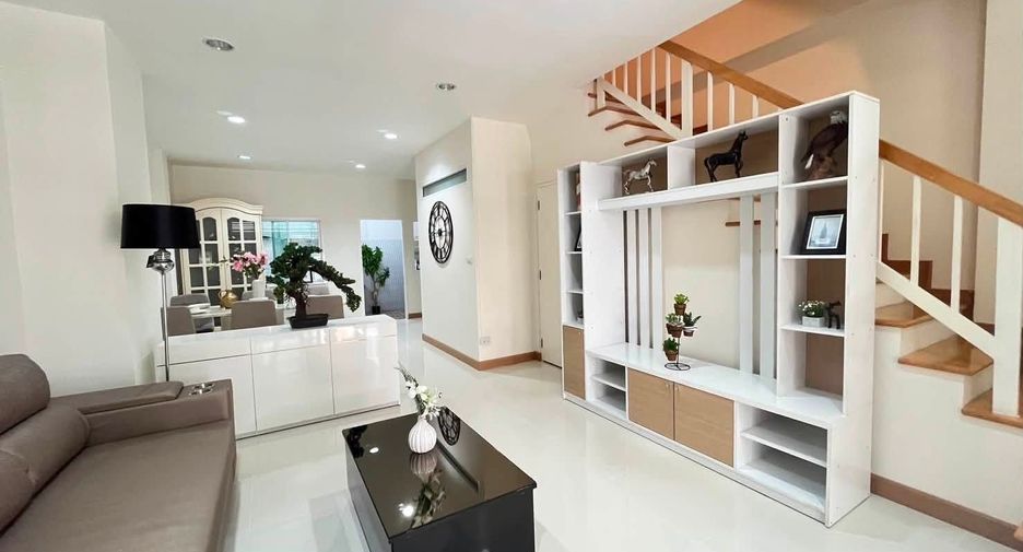 For rent 4 bedrooms townhouse in Yan Nawa, Bangkok