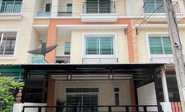 For rent 4 bedrooms townhouse in Yan Nawa, Bangkok
