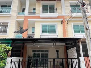 For rent 4 bedrooms townhouse in Yan Nawa, Bangkok