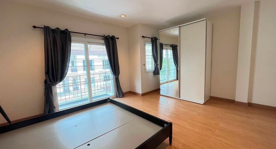 For rent 4 bedrooms townhouse in Yan Nawa, Bangkok