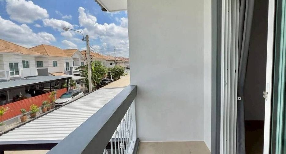 Haus zum Kauf mit 4 Zimmer in Khlong Sam Wa, Bangkok