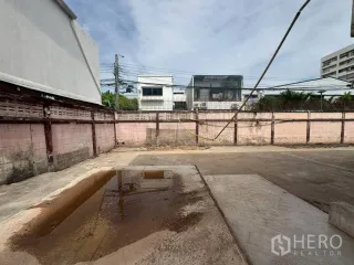 Haus zur Miete und zum Kauf mit 5 Zimmer in Watthana, Bangkok