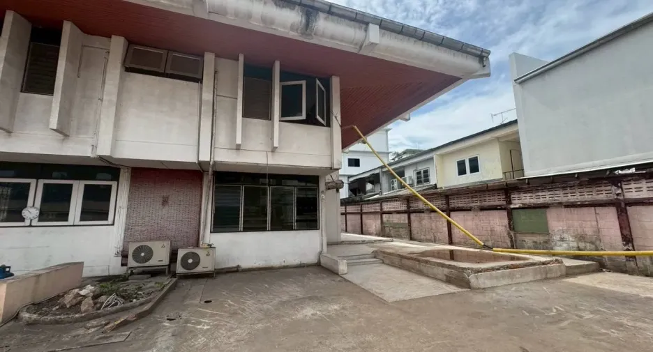 Haus zur Miete und zum Kauf mit 5 Zimmer in Watthana, Bangkok