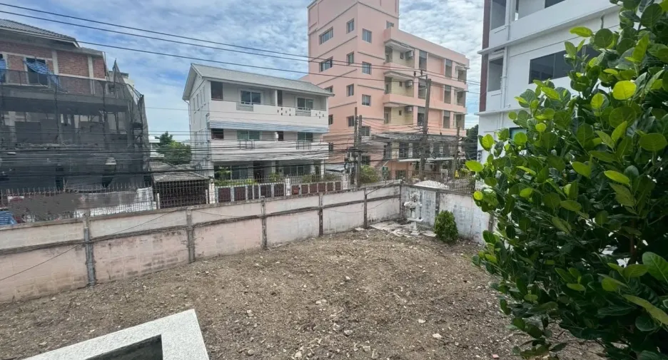 Haus zur Miete und zum Kauf mit 5 Zimmer in Watthana, Bangkok